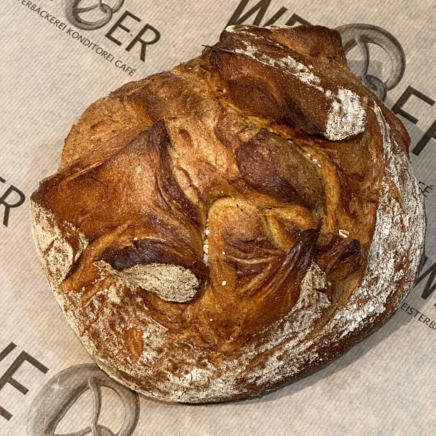 Aus unserer Backstube direkt in die Auslage. 👨‍🍳👩‍🍳🥖🍞
✔️100% Reginonal
✔️100% Self Made 

