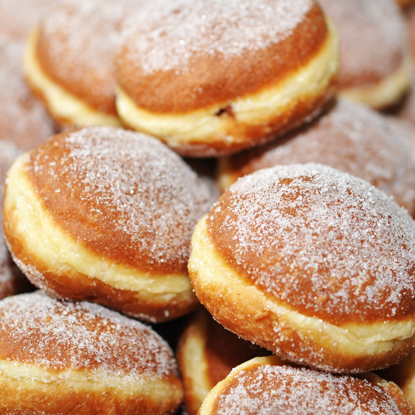 Frische Berliner 🥰 von unseren Konditoren 👨‍🍳 perfekt für Fastnacht! 🤡

✔️100% Reginonal
✔